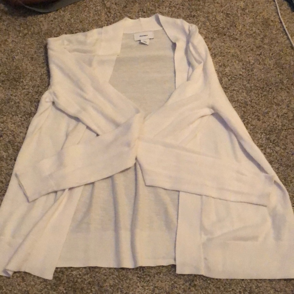 Long sleeved white sweater-no pockets